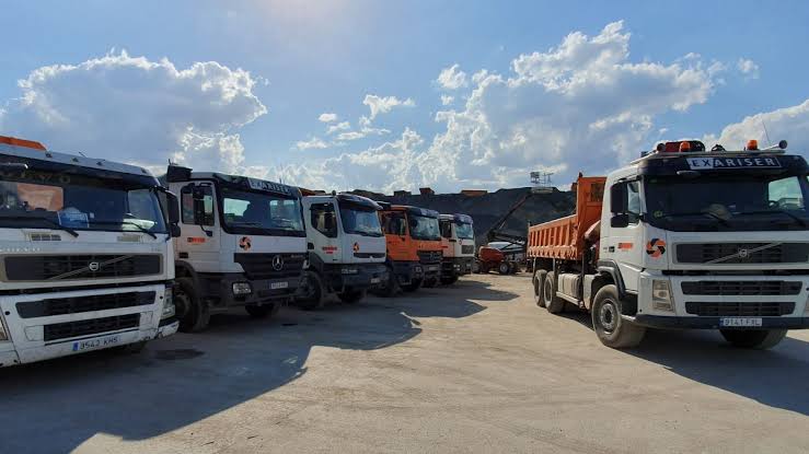 Línia de camions de gran tonatge i banyeres Exariser a campa d'àrids
